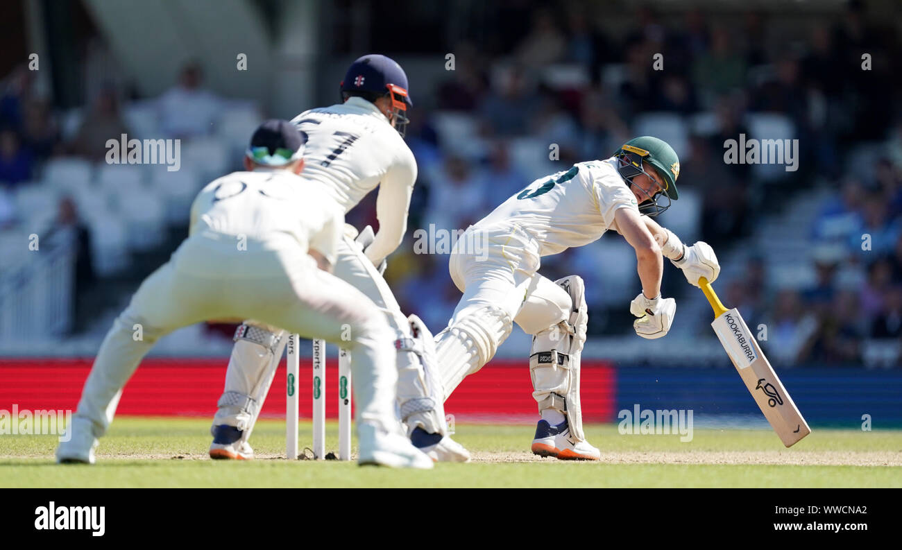 L'Inghilterra del Jonny Bairstow (centro) monconi fuori dell'Australia Labuschagne Marnus durante il giorno quattro della quinta prova la corrispondenza alla Kia ovale, Londra. Foto Stock