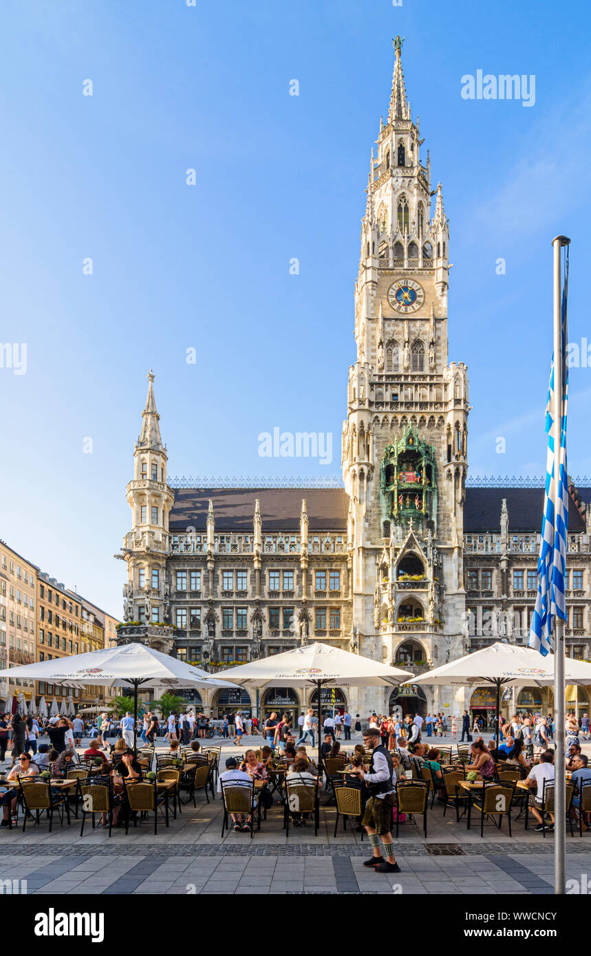 Occupato Marienplatz cafe di fronte al nuovo municipio, Marienplatz Monaco di Baviera, Germania Foto Stock