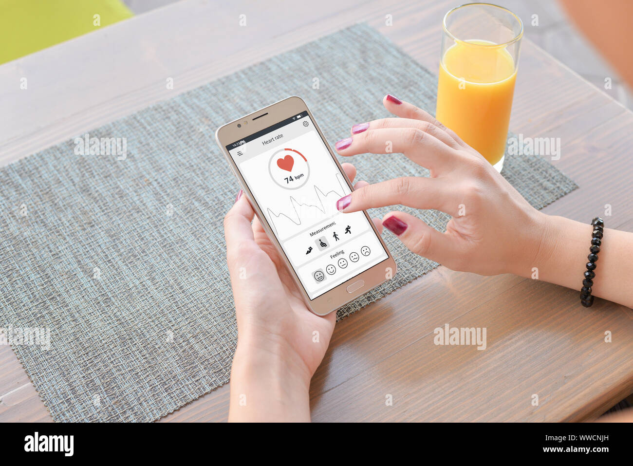 Donna utilizzare app per misurare la frequenza cardiaca concetto. Foto Stock