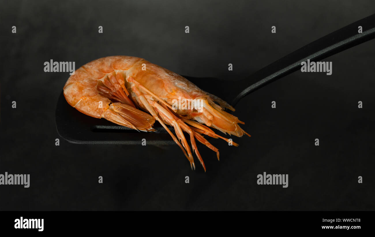 Accurata selezione di gamberi jumbo per la cena sulla lastra di pietra. Posto per il testo. Foto Stock