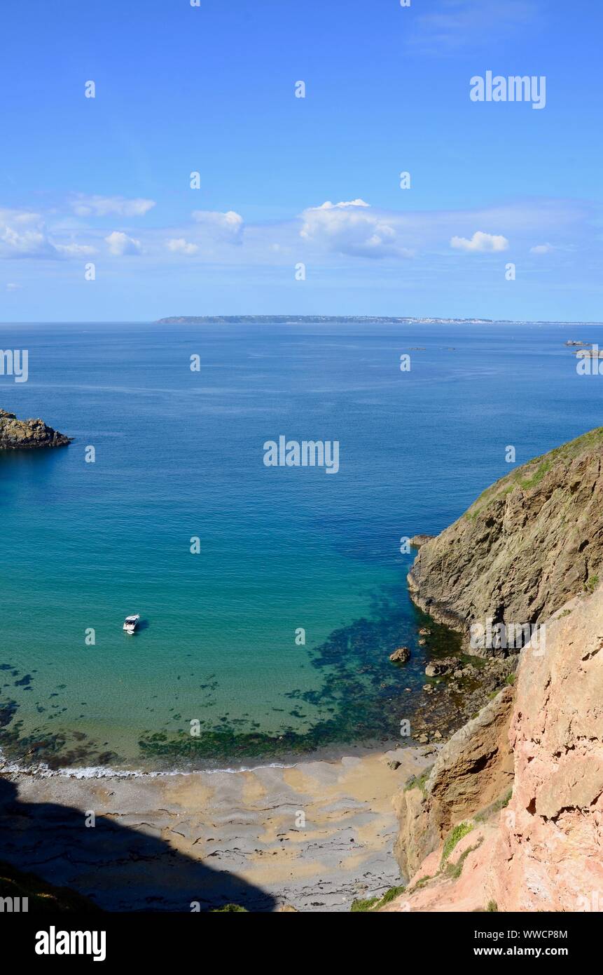 La grande baia di Greve a La Coupee, la Causeway linking Grand Sark e poco Sark, l'isola di Guernsey e di Herm in distanza, Isole del Canale, REGNO UNITO Foto Stock