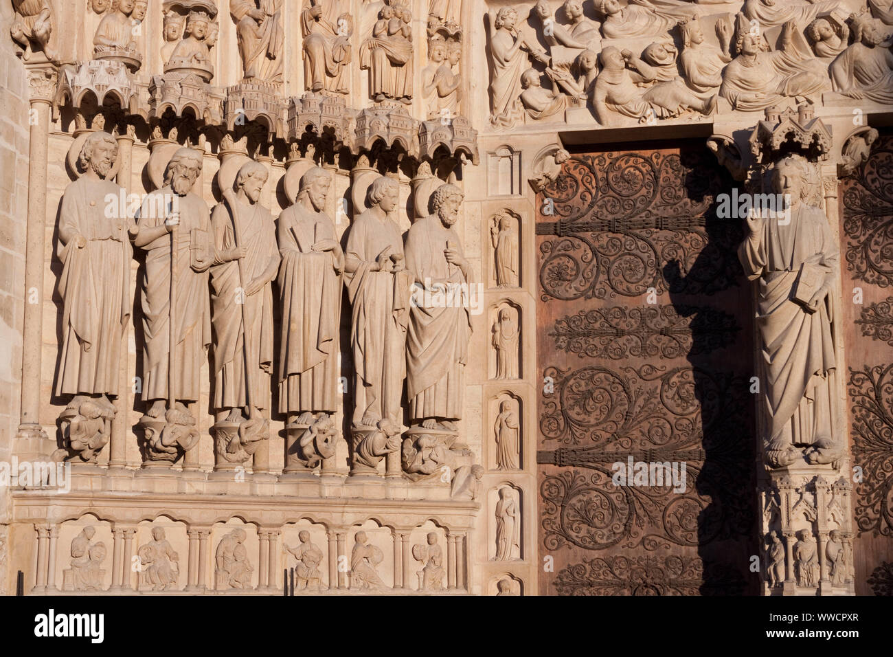 Cattedrale di Notre Dame de Paris, Paris, Francia. Closeup ébrasement del portale del Giudizio Ultimo (cancello principale). Le statue di apostoli e Gesù Foto Stock