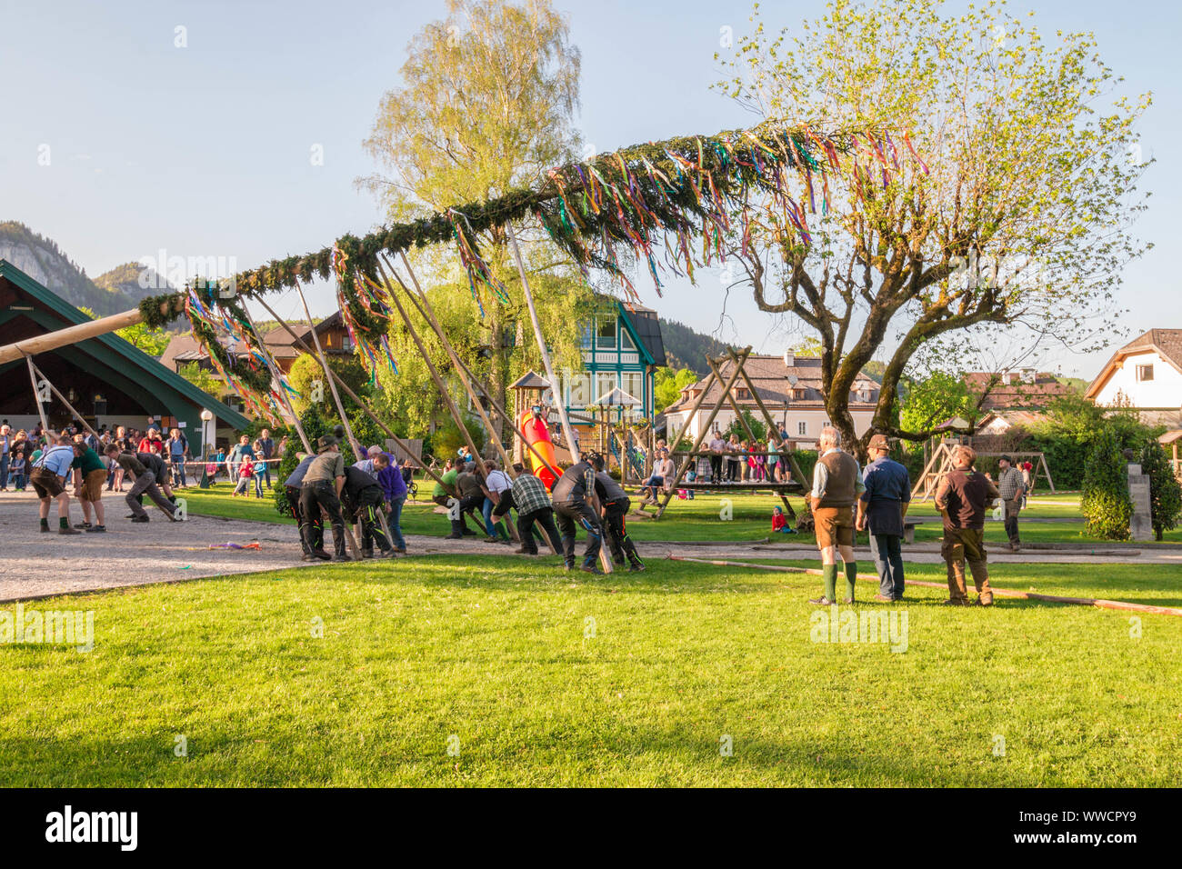 St.Gilgen, Austria - 30 Aprile 2018: tradizionale decorata maypole viene eretta durante il festival del folk di austriaco villaggio alpino. Foto Stock