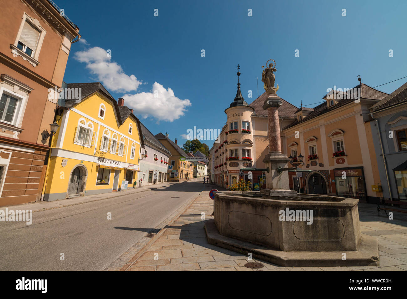 Windischgarsten, Austria - Settembre 6,2018: piazza centrale e il municipio di un piccolo luftkurort austriaco ("air spa") città nelle Alpi. Foto Stock