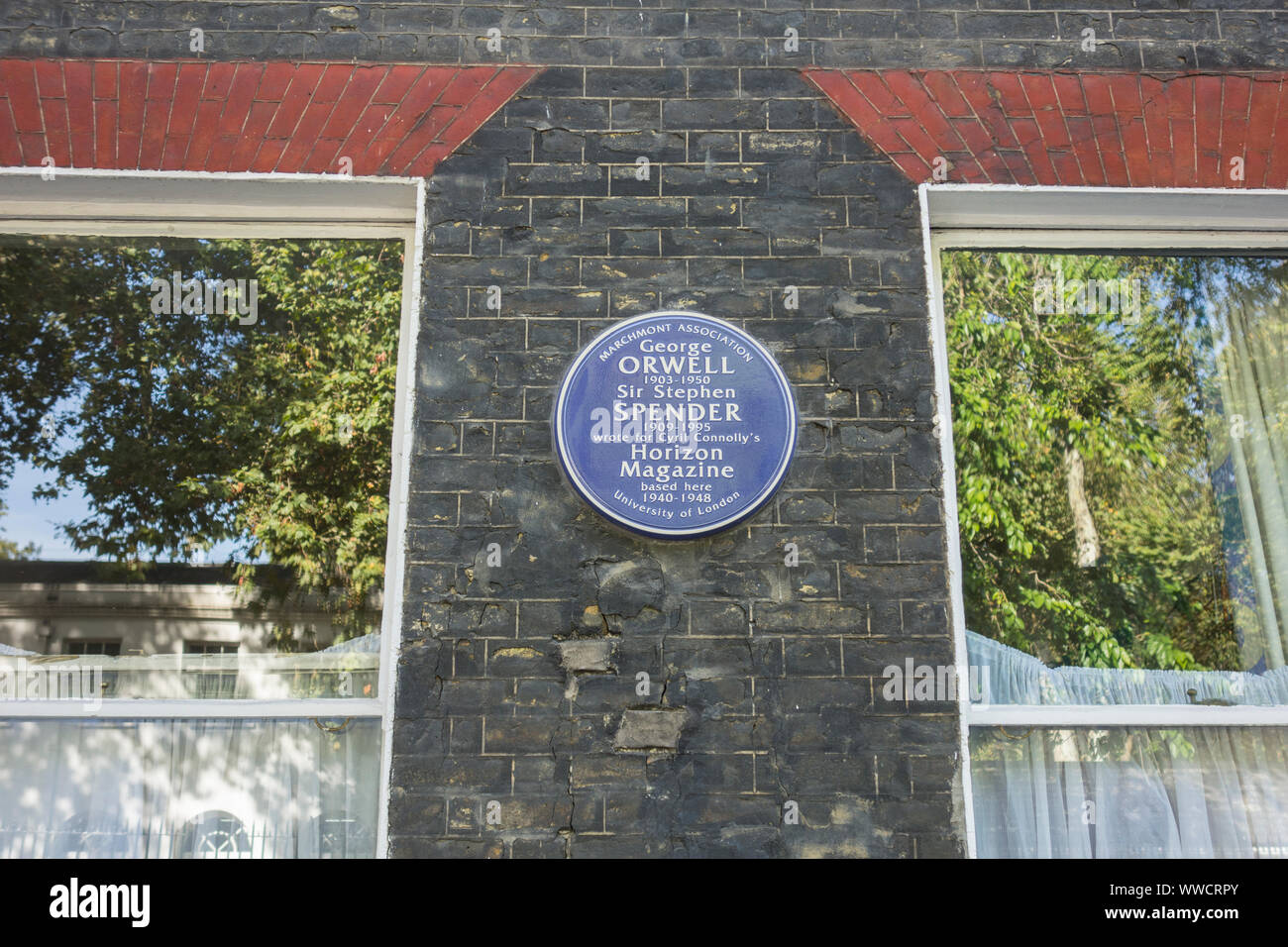 Targa blu a George Orwell e sir Stephen Spender sulla terrazza di Lansdowne, Bloomsbury, London, Regno Unito Foto Stock