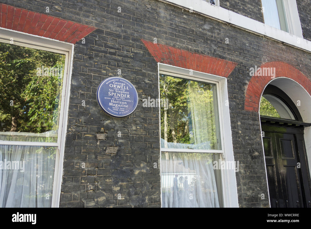 Targa blu a George Orwell e sir Stephen Spender sulla terrazza di Lansdowne, Bloomsbury, London, Regno Unito Foto Stock