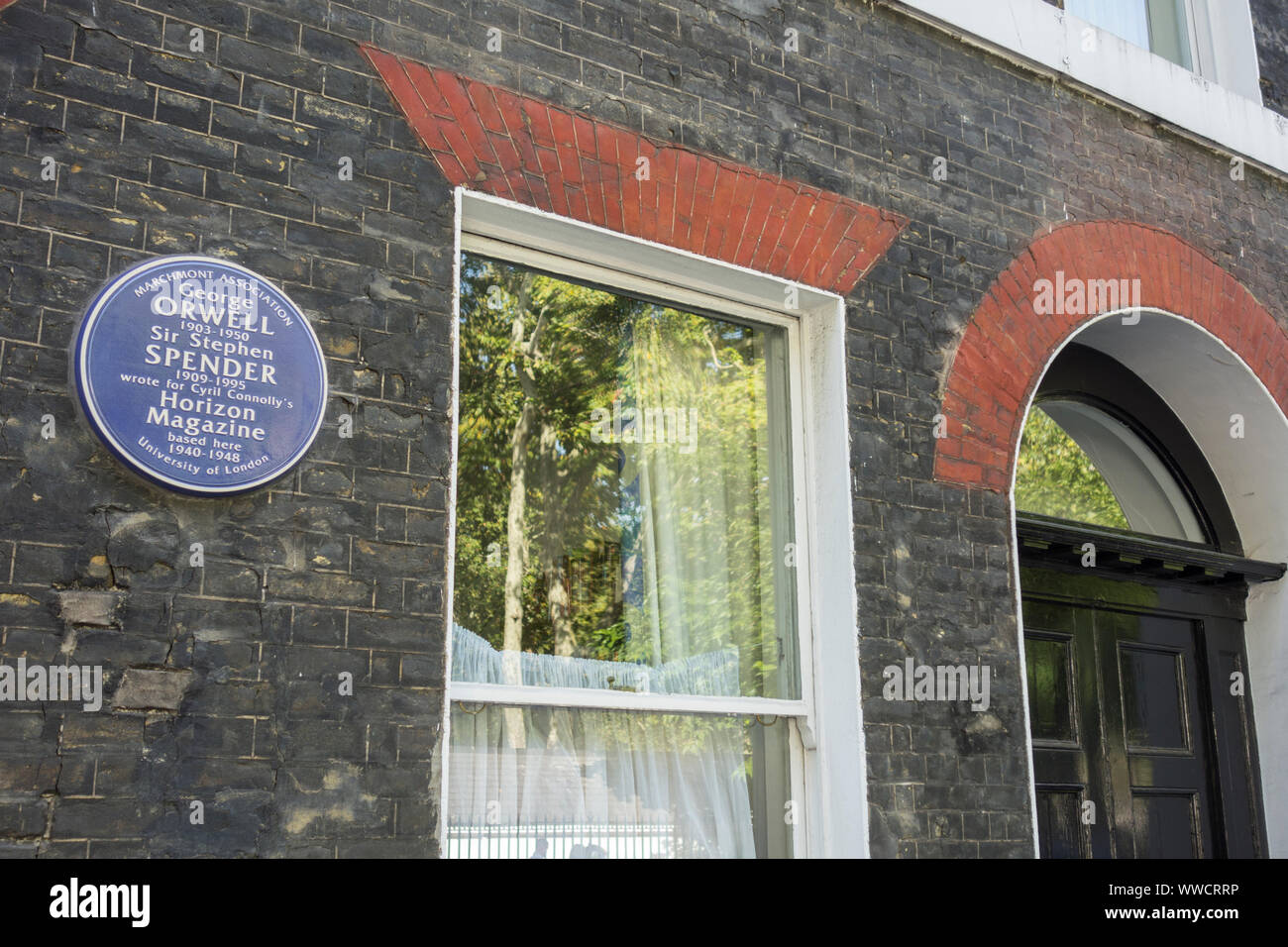 Targa blu a George Orwell e sir Stephen Spender sulla terrazza di Lansdowne, Bloomsbury, London, Regno Unito Foto Stock