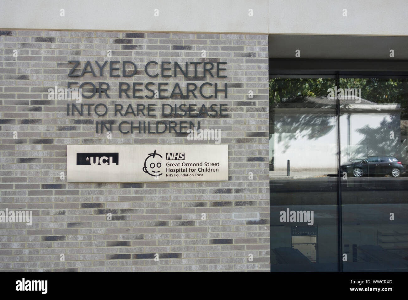 Segnaletica fuori dallo Zayed Centre for Research into Rare Diseases in Children, Guilford Street, Londra, WC1N, Inghilterra, REGNO UNITO Foto Stock