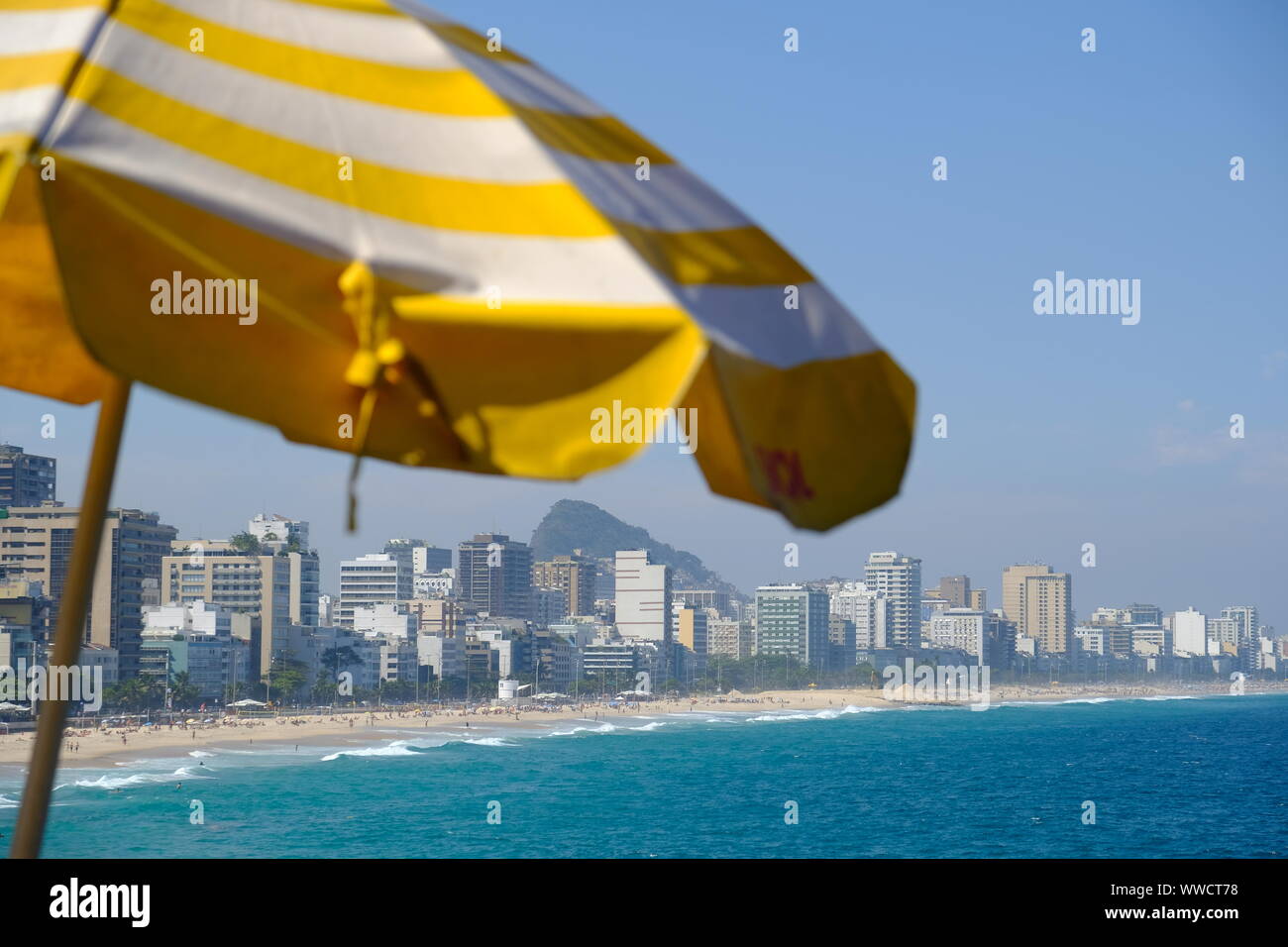 Brasile Rio de Janeiro Ipanema Beach con ombrellone Foto Stock