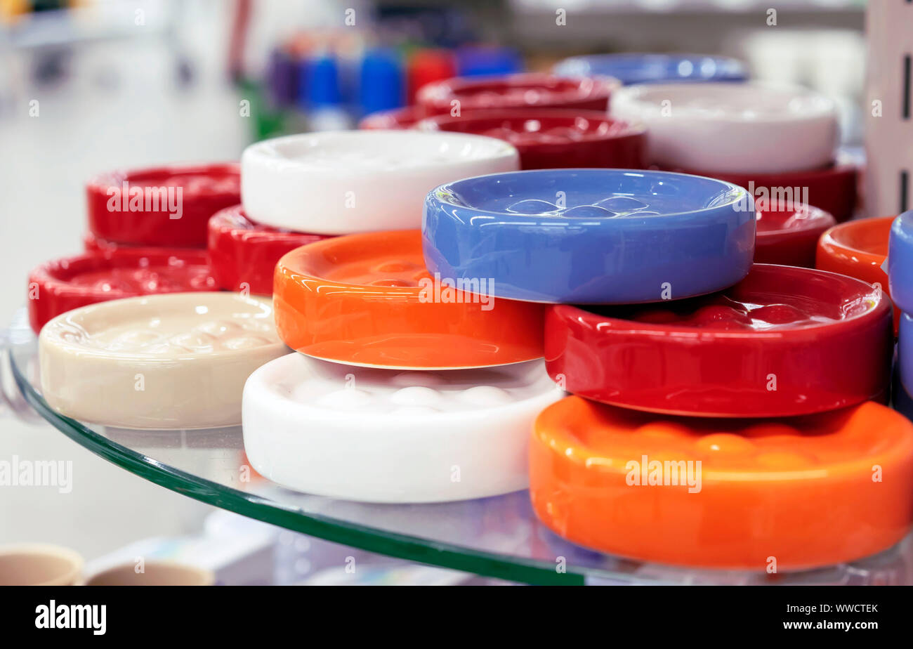 Rotonda in ceramica piatti a base di sapone di colori luminosi. Foto Stock