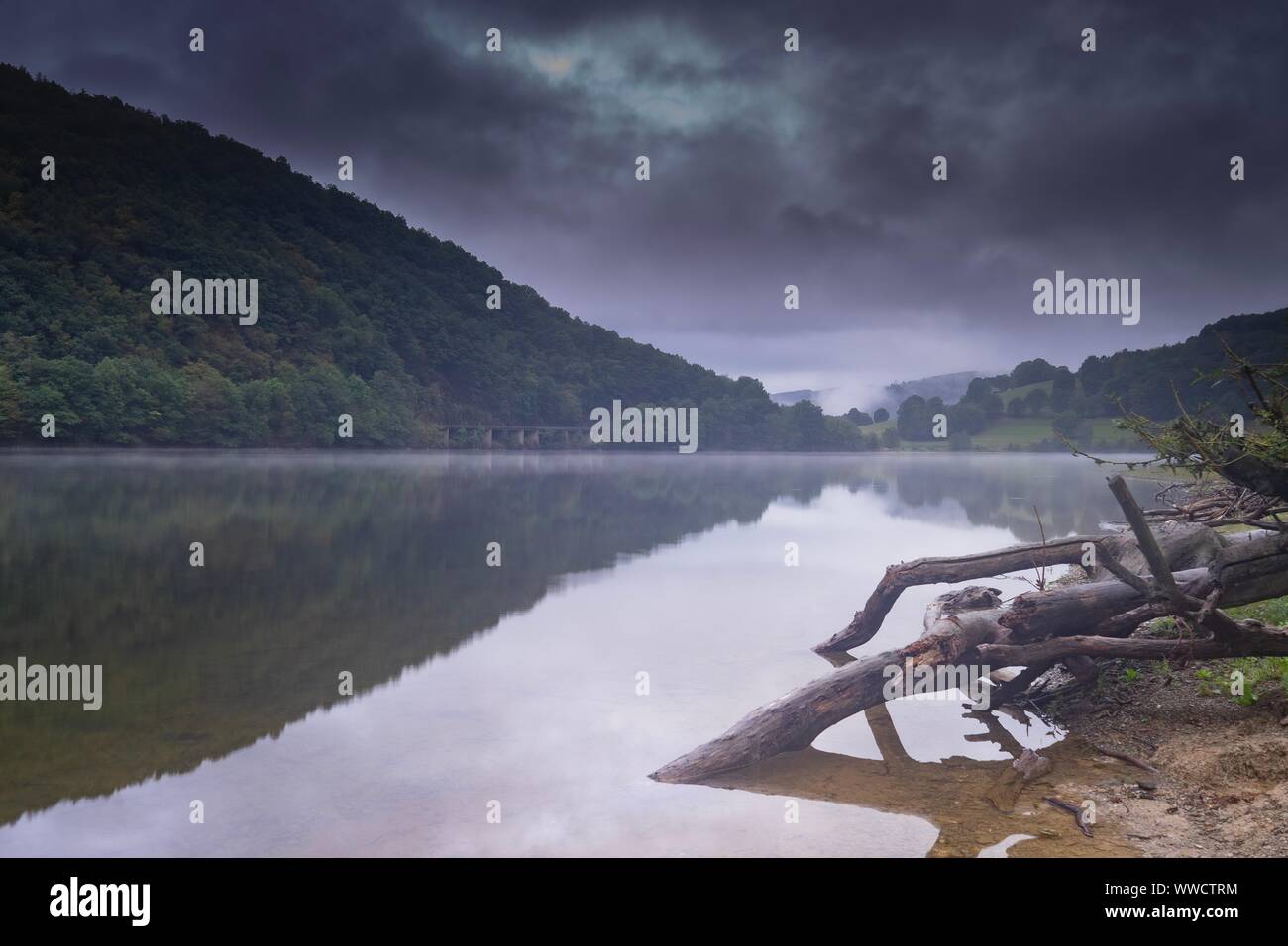 Giorno nuvoloso al Parco Nazionale dell'Eifel in Germania. Foto Stock