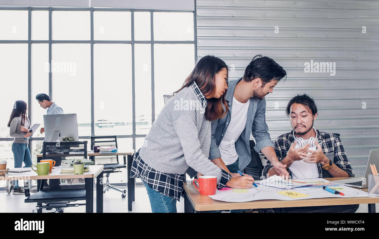 Designer creativo team l'argomento nella riunione informale tavolo e cammina fuori dalla riunione in ufficio moderno.tea,m concetto di conflitto Foto Stock