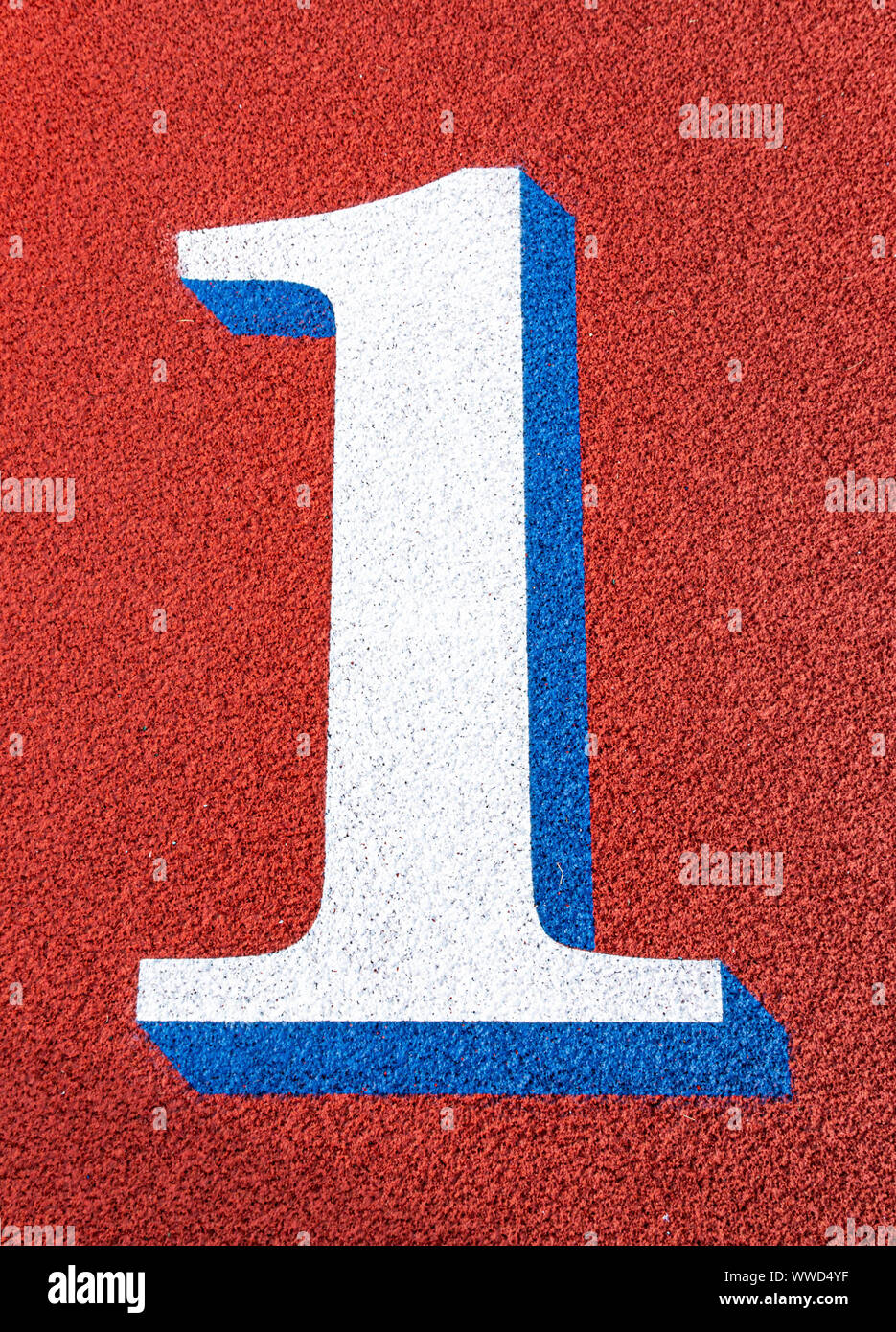 Un 3d di grandi blocchi di numero uno è dipinta su una pista rossa con rivestimento blu. Foto Stock