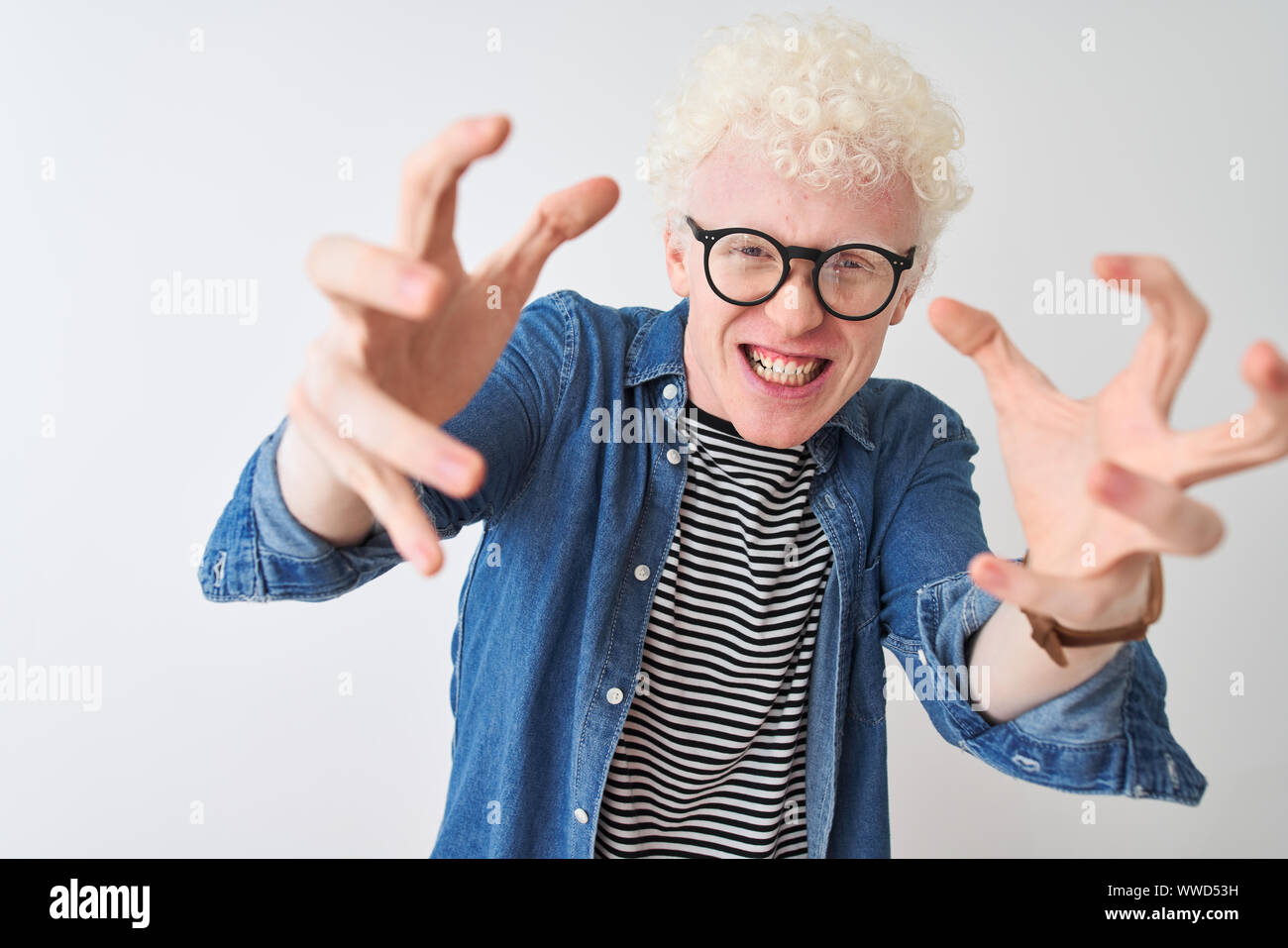 Giovane biondo albino uomo che indossa jeans e maglietta vetri isolati su sfondo bianco gridando frustrati con rage, mani cercando di strangolare, urlare Foto Stock
