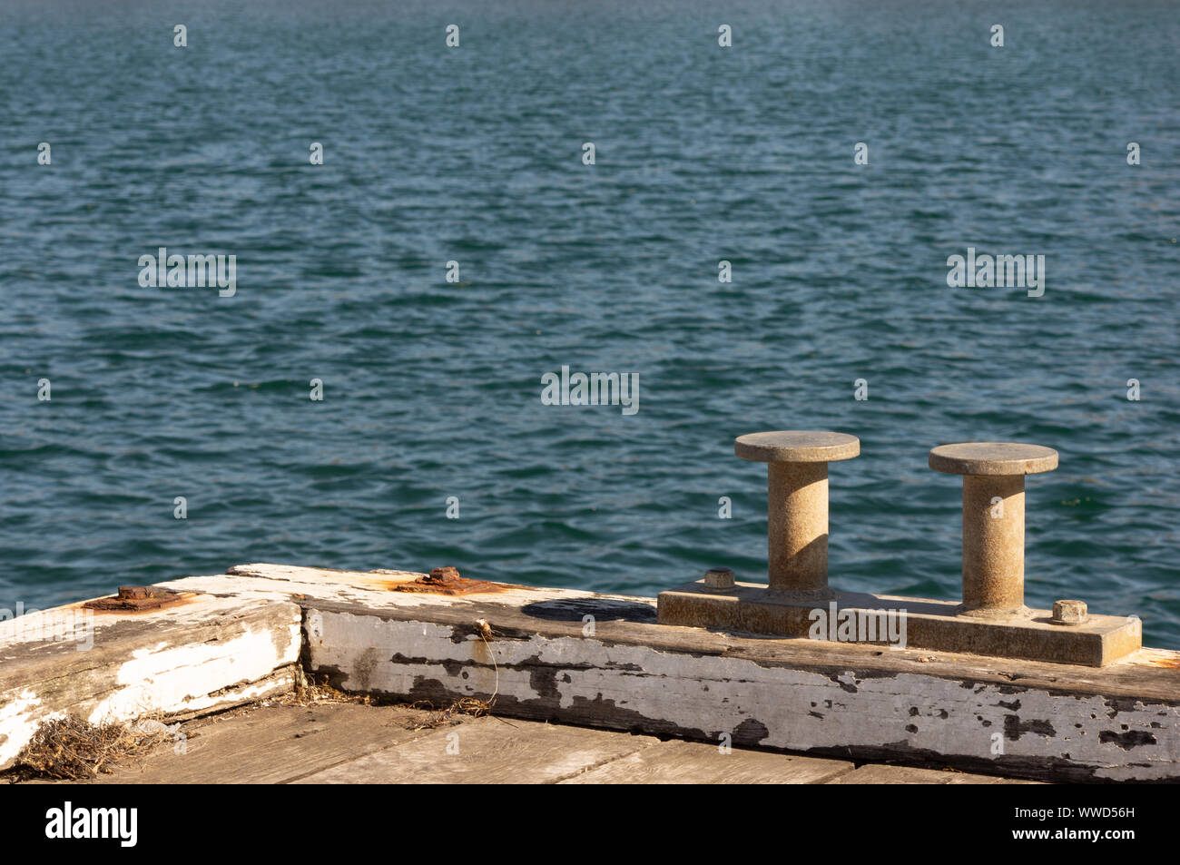 Barca i punti di ancoraggio sulla banchina del porto Foto Stock