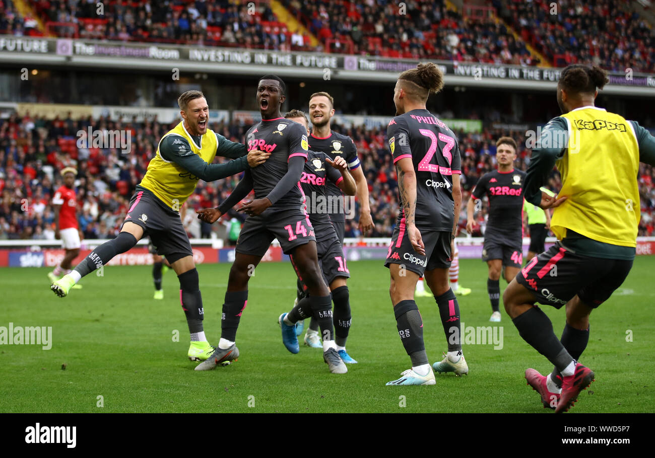 Leeds United Nketiah Eddie punteggio celebra il suo lato del primo obiettivo del gameduring cielo scommessa match del campionato a Oakwell, Barnsley. Foto Stock
