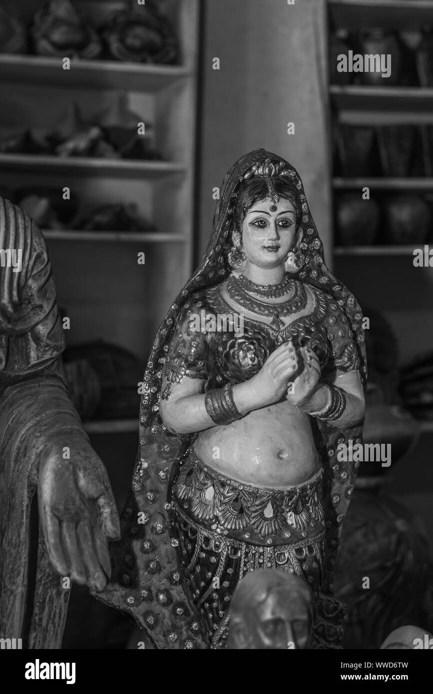 Una varietà di locali di argilla fatti a mano in ceramica e arredamento di casa venduta in ceramica Kumbhar Studio in Goa in India Foto Stock