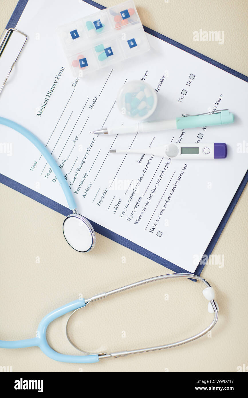 Vista superiore sfondo della forma medica sulla clipboard con uno stetoscopio al di sopra di essa, spazio copia il concetto di assistenza sanitaria Foto Stock