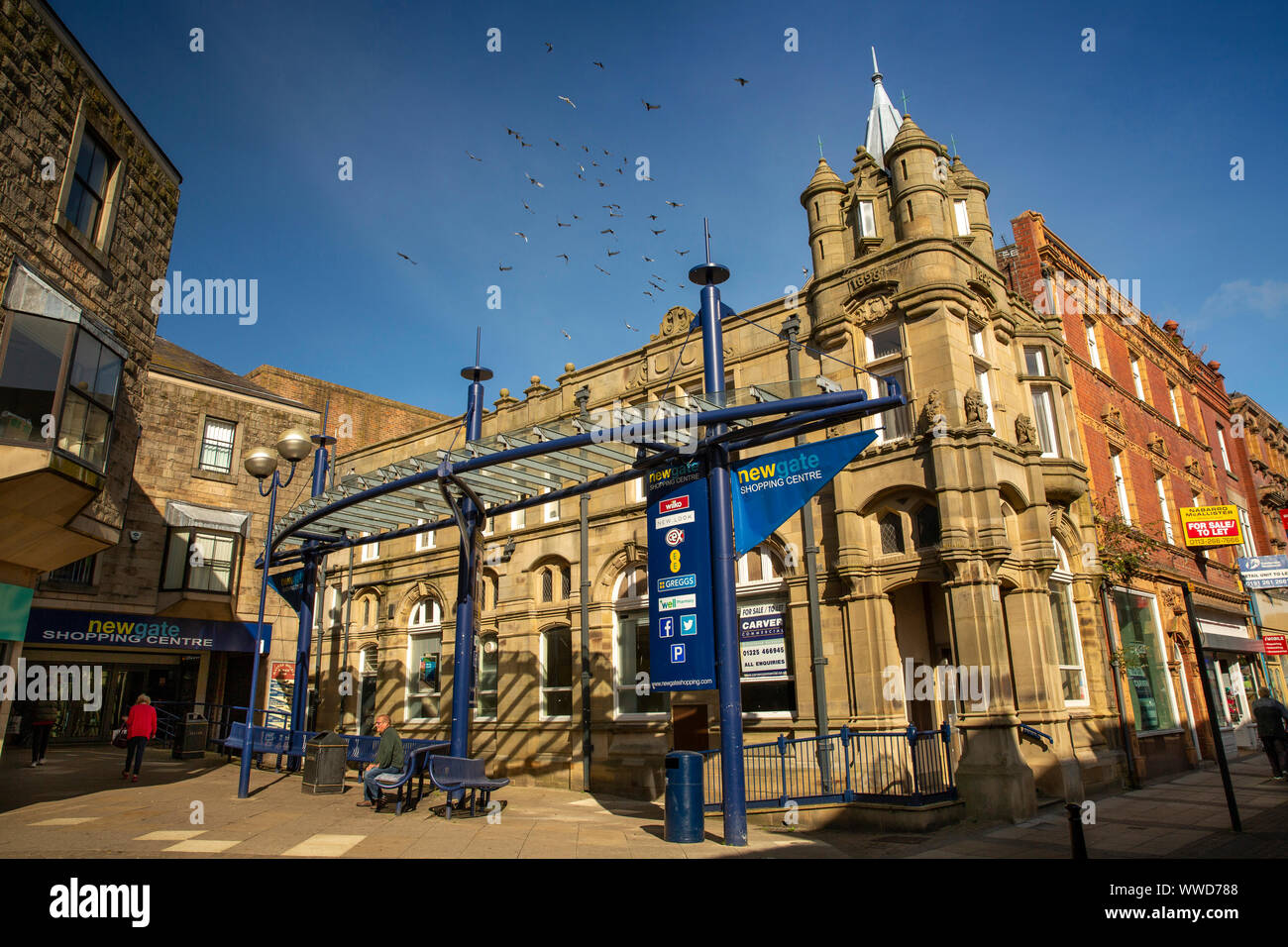 Regno Unito, County Durham, Bishop Auckland, Newgate St, ex banca dello Yorkshire ad ingresso a Newgate shopping centre Foto Stock