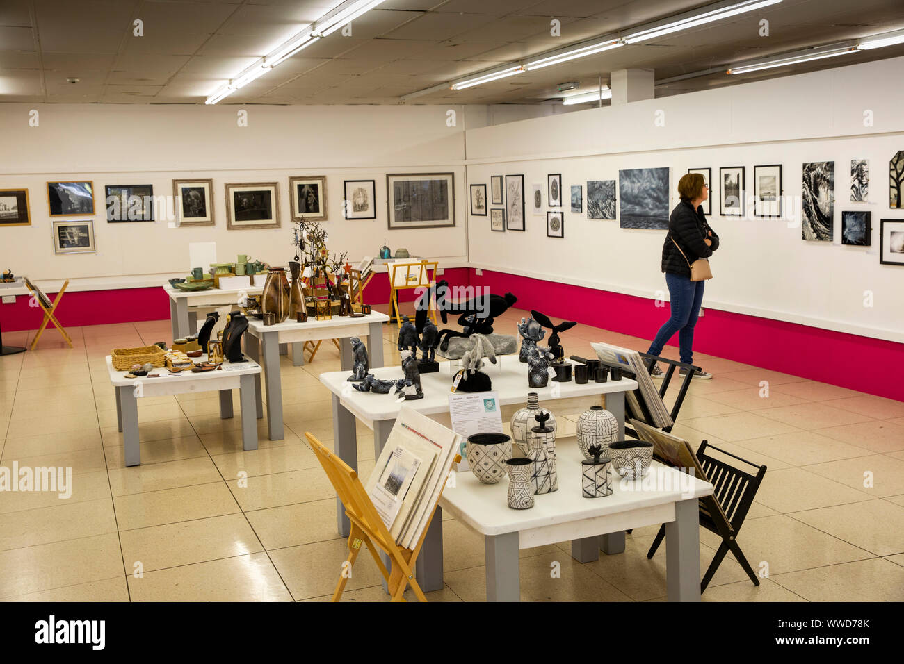 Regno Unito, County Durham, Bishop Auckland, Market Place, n. 42 galleria e negozio di vendita realizzati localmente artigianato e arte Foto Stock