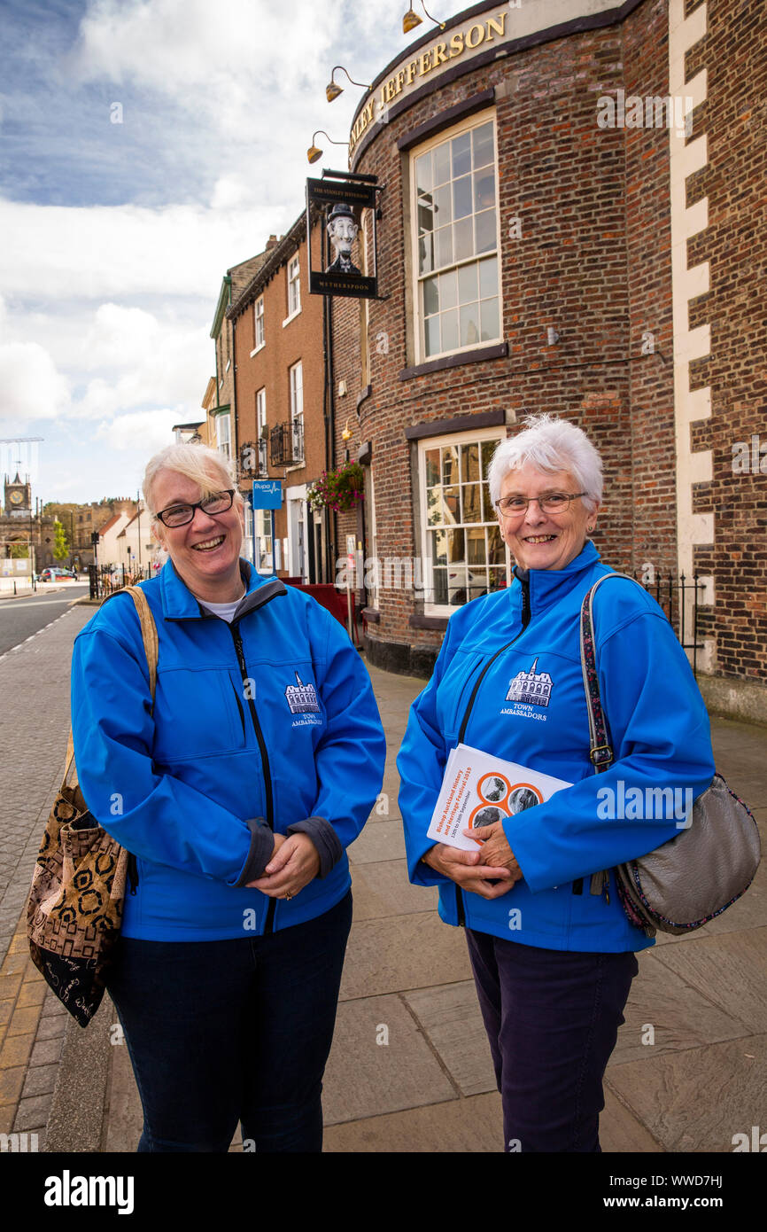 Regno Unito, County Durham, Bishop Auckland, due città femmina Ambasciatore volontari nel luogo di mercato a Stanley Jefferson pub Foto Stock