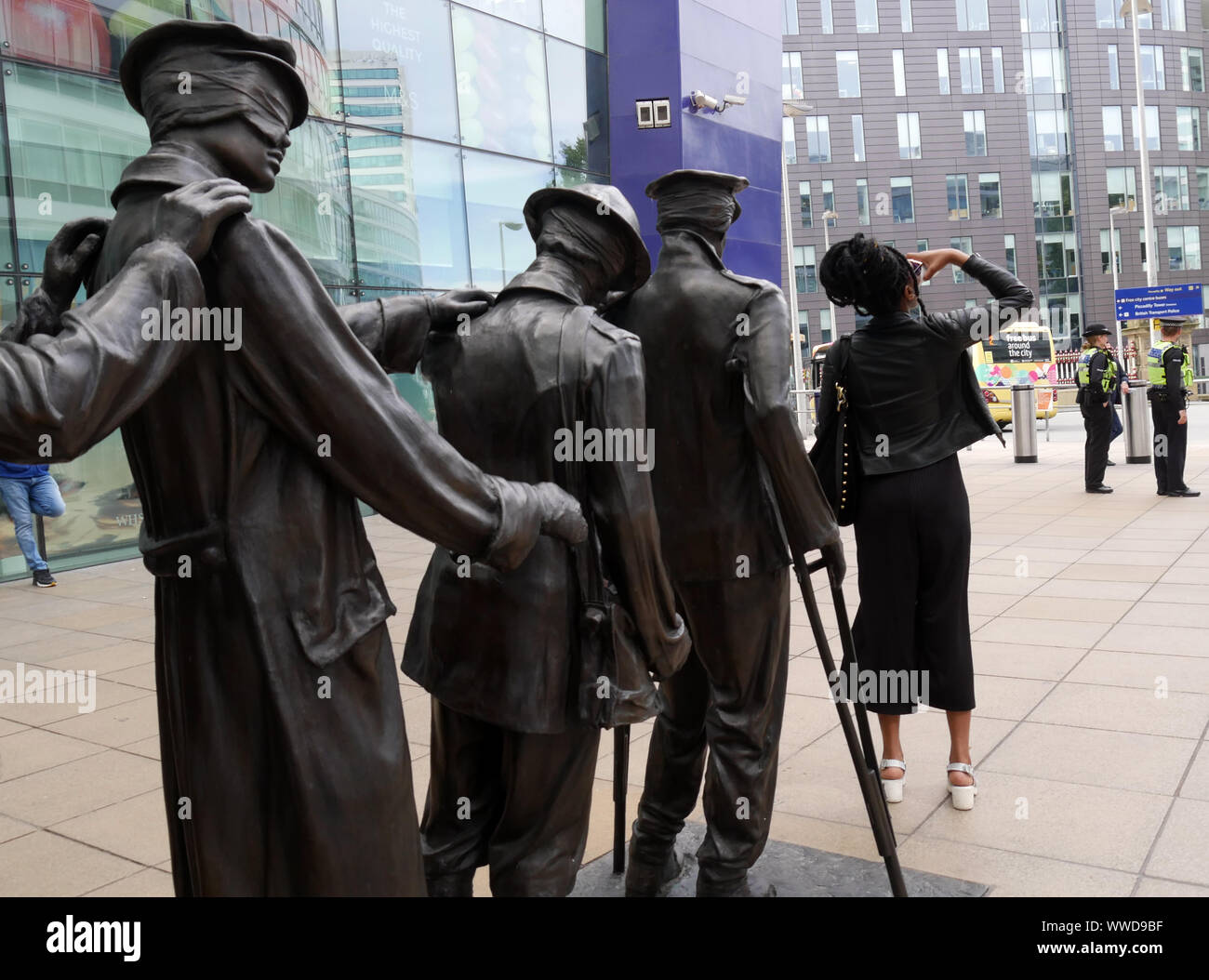 Victory over Blindness è una scultura in bronzo a Manchester, Inghilterra, di Johanna Domke-Guyot. E' sulla Piccadilly Approach Railway Station. Foto Stock