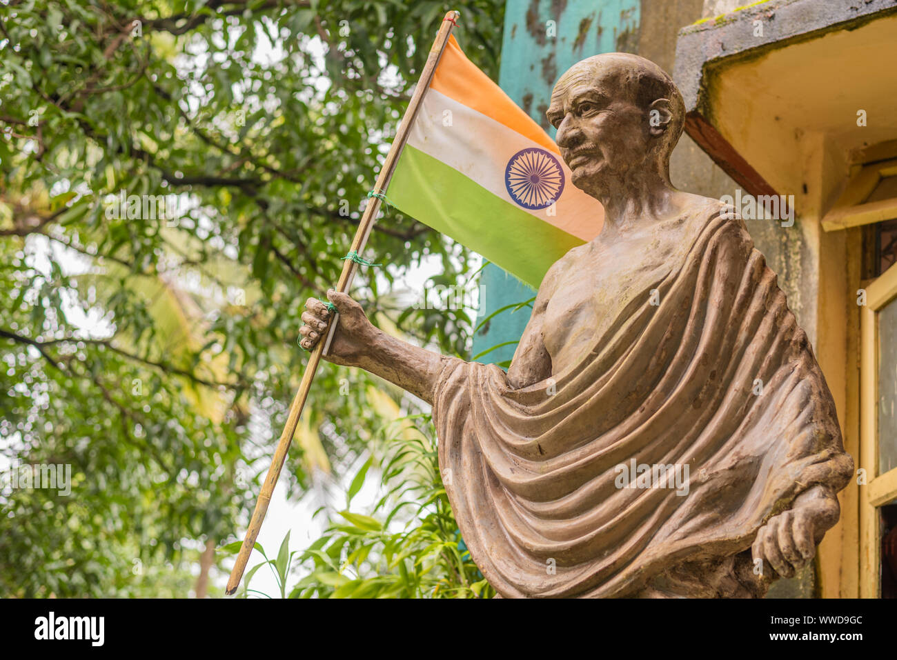 Lo stato del Mahatma Gandhi tenendo la bandiera indiana in India in occasione del Giorno di Indipendenza Foto Stock