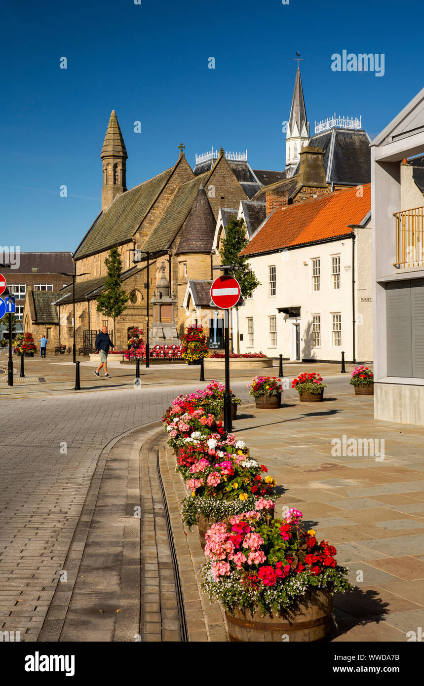 Regno Unito, County Durham, Bishop Auckland, luogo di mercato, piantatrici floreale al di fuori della torre di Auckland Foto Stock