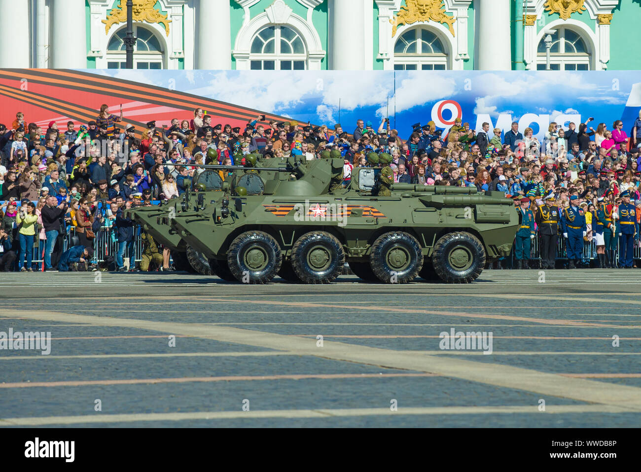 ST. PETERSBURG, Russia - 06 Maggio 2018: due corazzate vettori personale BTR-82A contro lo sfondo della piattaforma di festa. Prova del militar Foto Stock