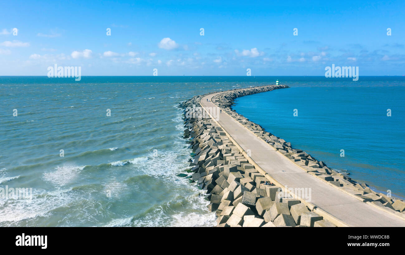 Vista aerea del molo sud e faro di luce, porto di Scheveningen, South Holland, Paesi Bassi. Foto Stock