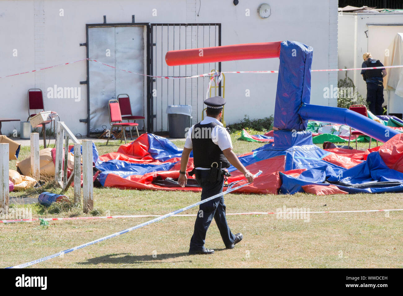 La polizia cerca nel parco del Cinquantenario, Edmonton, seguendo il fatale accoltellato di un 29-anno-vecchio uomo. Festa di compleanno gli ospiti per partecipare ad un party presso il vicino-da vecchi Edmontonians FC clubhouse, sat sul malintenzionato sospetti fino a quando la polizia è arrivata dopo l attentato di Londra Nord, una testimonianza ha rivendicato. Foto Stock