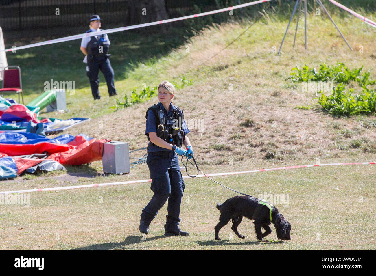 La polizia cerca nel parco del Cinquantenario, Edmonton, seguendo il fatale accoltellato di un 29-anno-vecchio uomo. Festa di compleanno gli ospiti per partecipare ad un party presso il vicino-da vecchi Edmontonians FC clubhouse, sat sul malintenzionato sospetti fino a quando la polizia è arrivata dopo l attentato di Londra Nord, una testimonianza ha rivendicato. Foto Stock