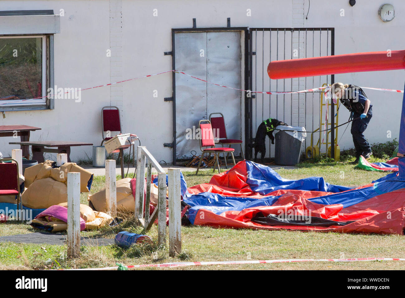 La polizia cerca nel parco del Cinquantenario, Edmonton, seguendo il fatale accoltellato di un 29-anno-vecchio uomo. Festa di compleanno gli ospiti per partecipare ad un party presso il vicino-da vecchi Edmontonians FC clubhouse, sat sul malintenzionato sospetti fino a quando la polizia è arrivata dopo l attentato di Londra Nord, una testimonianza ha rivendicato. Foto Stock