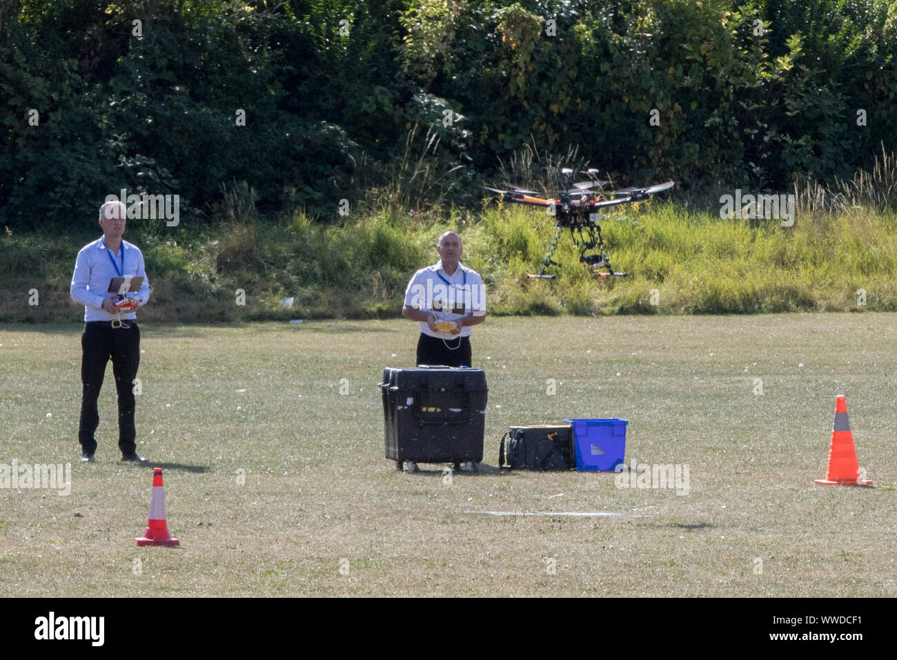 L'uso di polizia un drone come la ricerca nel Parco del Cinquantenario, Edmonton, seguendo il fatale accoltellato di un 29-anno-vecchio uomo. Festa di compleanno gli ospiti per partecipare ad un party presso il vicino-da vecchi Edmontonians FC clubhouse, sat sul malintenzionato sospetti fino a quando la polizia è arrivata dopo l attentato di Londra Nord, una testimonianza ha rivendicato. Foto Stock