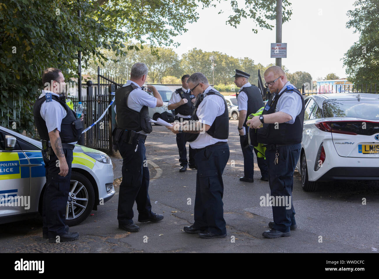 La polizia cerca nel parco del Cinquantenario, Edmonton, seguendo il fatale accoltellato di un 29-anno-vecchio uomo. Festa di compleanno gli ospiti per partecipare ad un party presso il vicino-da vecchi Edmontonians FC clubhouse, sat sul malintenzionato sospetti fino a quando la polizia è arrivata dopo l attentato di Londra Nord, una testimonianza ha rivendicato. Foto Stock