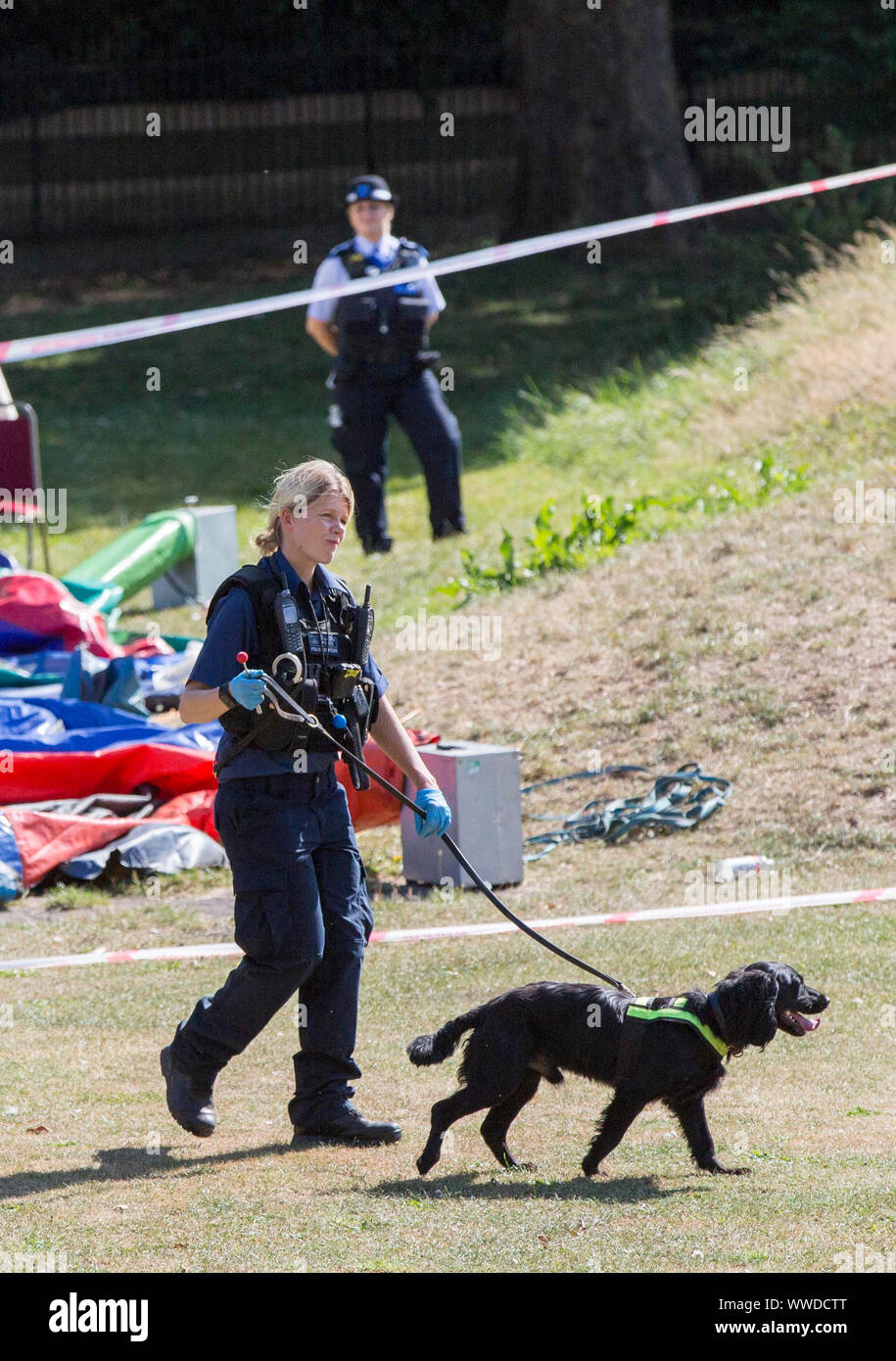 La polizia cerca nel parco del Cinquantenario, Edmonton, seguendo il fatale accoltellato di un 29-anno-vecchio uomo. Festa di compleanno gli ospiti per partecipare ad un party presso il vicino-da vecchi Edmontonians FC clubhouse, sat sul malintenzionato sospetti fino a quando la polizia è arrivata dopo l attentato di Londra Nord, una testimonianza ha rivendicato. Foto di PA. Picture Data: domenica 15 settembre, 2019. Vedere PA storia di Edmonton di polizia . Foto di credito dovrebbe leggere: Rick Findler/PA FILO Foto Stock