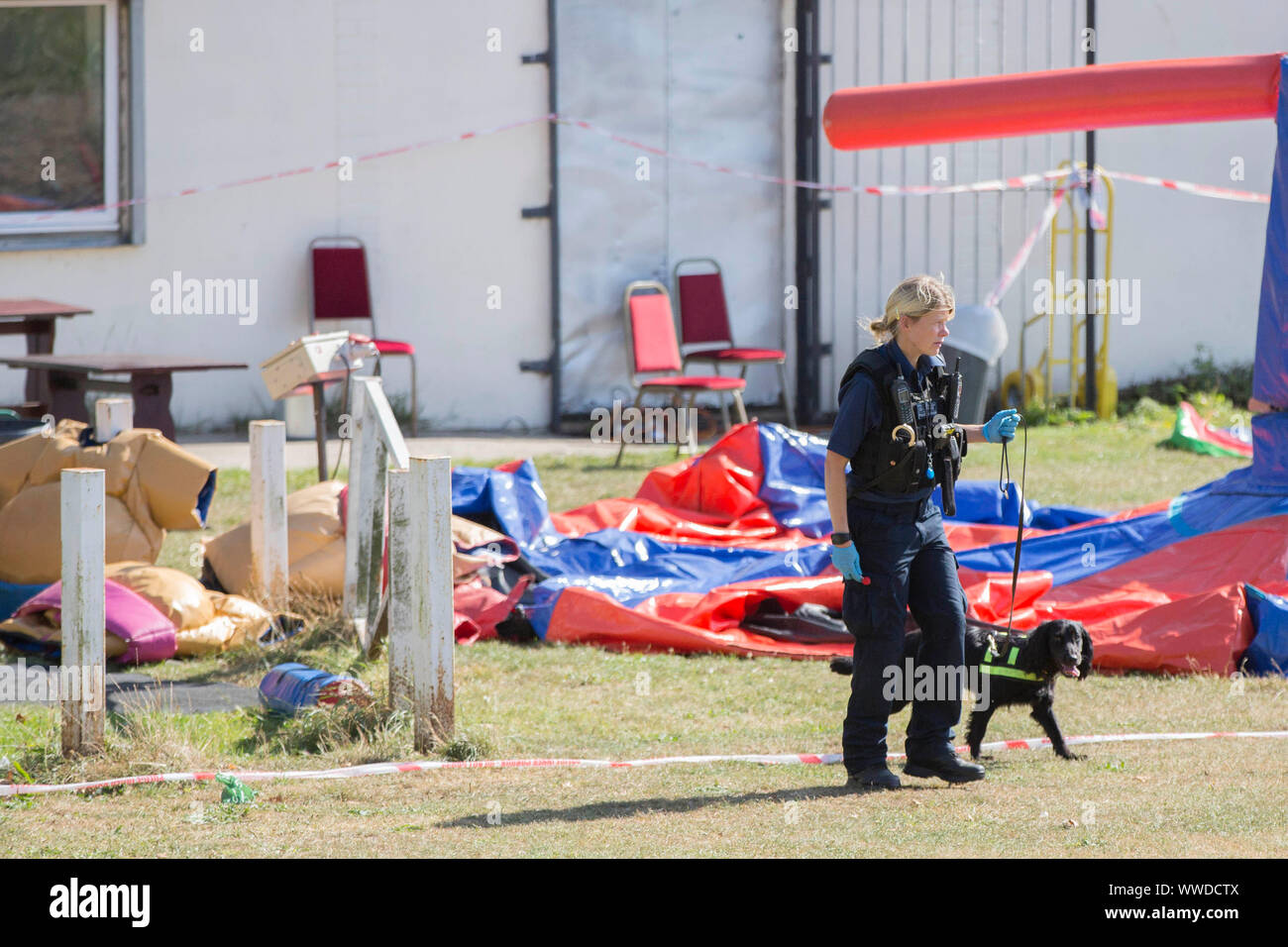 La polizia cerca nel parco del Cinquantenario, Edmonton, seguendo il fatale accoltellato di un 29-anno-vecchio uomo. Festa di compleanno gli ospiti per partecipare ad un party presso il vicino-da vecchi Edmontonians FC clubhouse, sat sul malintenzionato sospetti fino a quando la polizia è arrivata dopo l attentato di Londra Nord, una testimonianza ha rivendicato. Foto di PA. Picture Data: domenica 15 settembre, 2019. Vedere PA storia di Edmonton di polizia . Foto di credito dovrebbe leggere: Rick Findler/PA FILO Foto Stock