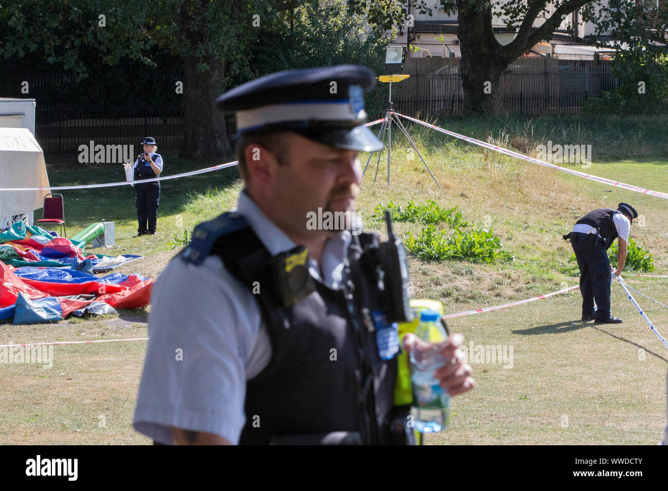 La polizia cerca nel parco del Cinquantenario, Edmonton, seguendo il fatale accoltellato di un 29-anno-vecchio uomo. Festa di compleanno gli ospiti per partecipare ad un party presso il vicino-da vecchi Edmontonians FC clubhouse, sat sul malintenzionato sospetti fino a quando la polizia è arrivata dopo l attentato di Londra Nord, una testimonianza ha rivendicato. Foto di PA. Picture Data: domenica 15 settembre, 2019. Vedere PA storia di Edmonton di polizia . Foto di credito dovrebbe leggere: Rick Findler/PA FILO Foto Stock