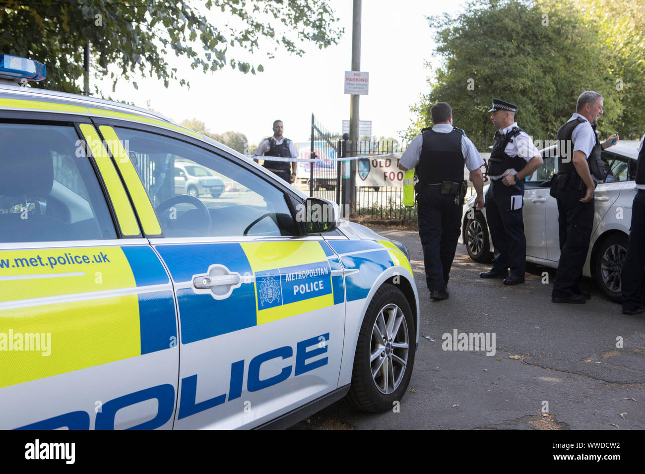 La polizia cerca nel parco del Cinquantenario, Edmonton, seguendo il fatale accoltellato di un 29-anno-vecchio uomo. Festa di compleanno gli ospiti per partecipare ad un party presso il vicino-da vecchi Edmontonians FC clubhouse, sat sul malintenzionato sospetti fino a quando la polizia è arrivata dopo l attentato di Londra Nord, una testimonianza ha rivendicato. Foto di PA. Picture Data: domenica 15 settembre, 2019. Vedere PA storia di Edmonton di polizia . Foto di credito dovrebbe leggere: Rick Findler/PA FILO Foto Stock
