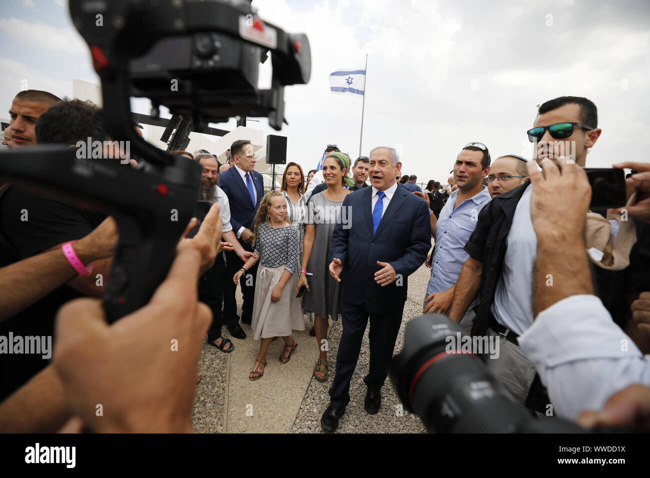 Cisgiordania, Medio Oriente. Xv Sep, 2019. I membri dei media funziona come Primo Ministro israeliano Benjamin Netanyahu passeggiate dopo aver premuto un settimanale riunione del gabinetto nella valle del Giordano, in Israeli del West Bank occupata di Domenica, 15 settembre 2019. Credito: UPI/Alamy Live News Foto Stock