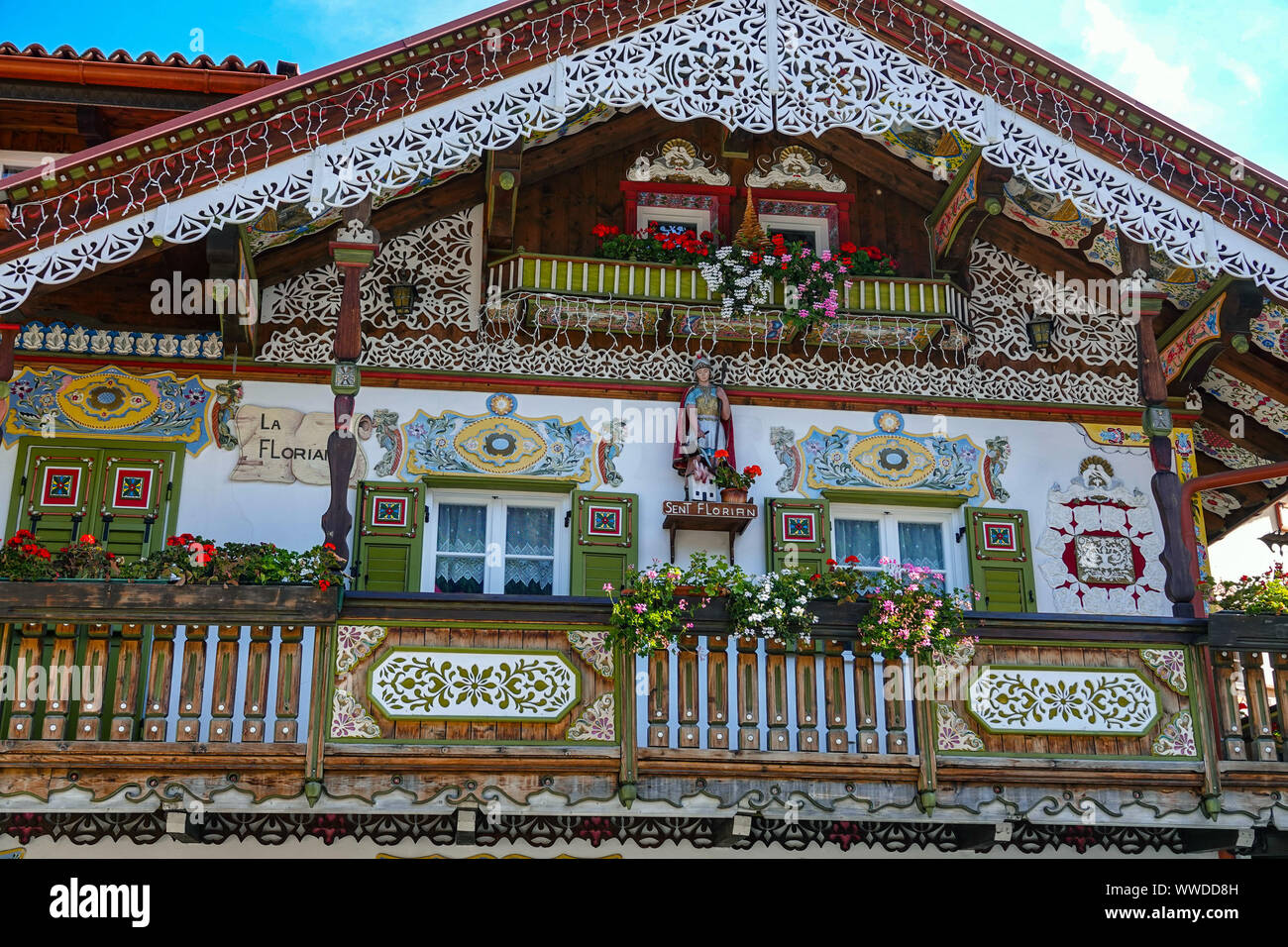 Fancy dipinte in legno edifici, le Dolomiti italiane intorno a Canazei, Sud Tirolo, Alpi Italiane, Italia Foto Stock