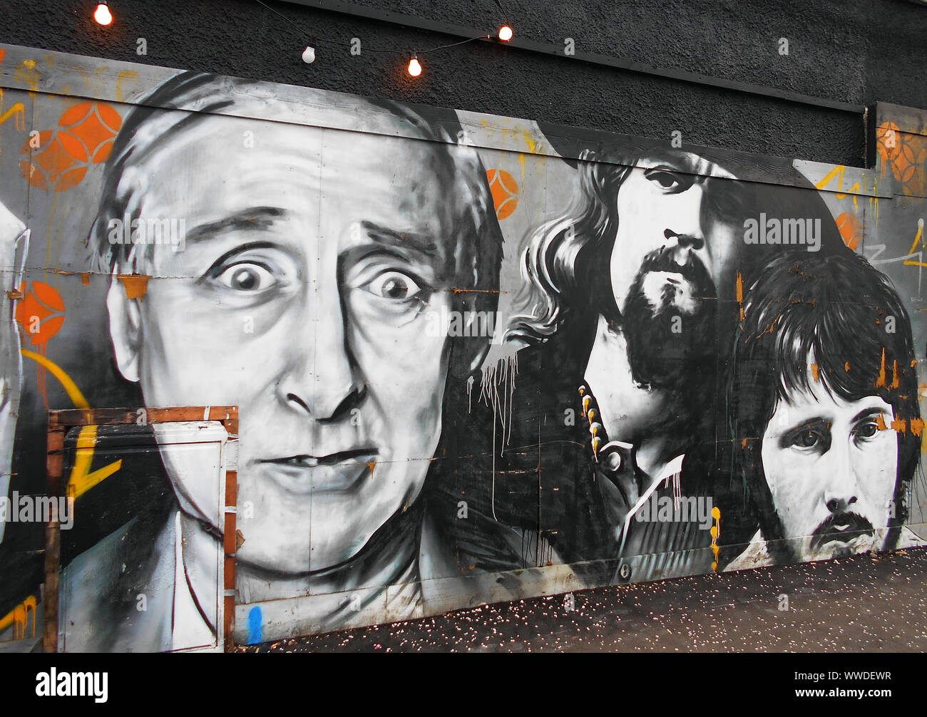 Questi dipinti e opere d'arte sono sul muro esterno della Clutha volte public house vicino al fiume Clyde a Glasgow, in Scozia. Qui sono Sir Spike Milligan, il comico. Sir Billy Connolly, comico. E il firmatario cantautore, Gerry Rafferty. Alan Wylie/ALAMY © Foto Stock