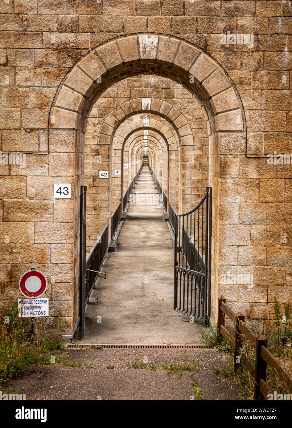 Guardando attraverso thr archi del Viaduc de Chaumont, Chaumont, Francia. Foto Stock