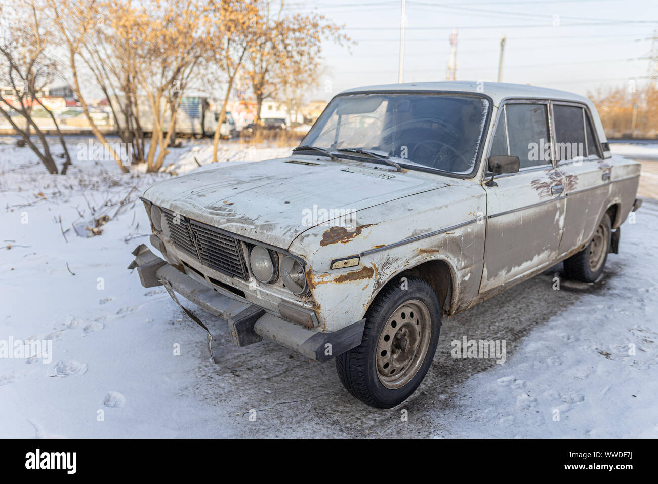 Krasnoyarsk, Russia, Agosto 10, 2019: Russo retrò Lada 2106 auto sulla strada abbandonati o rubato Foto Stock