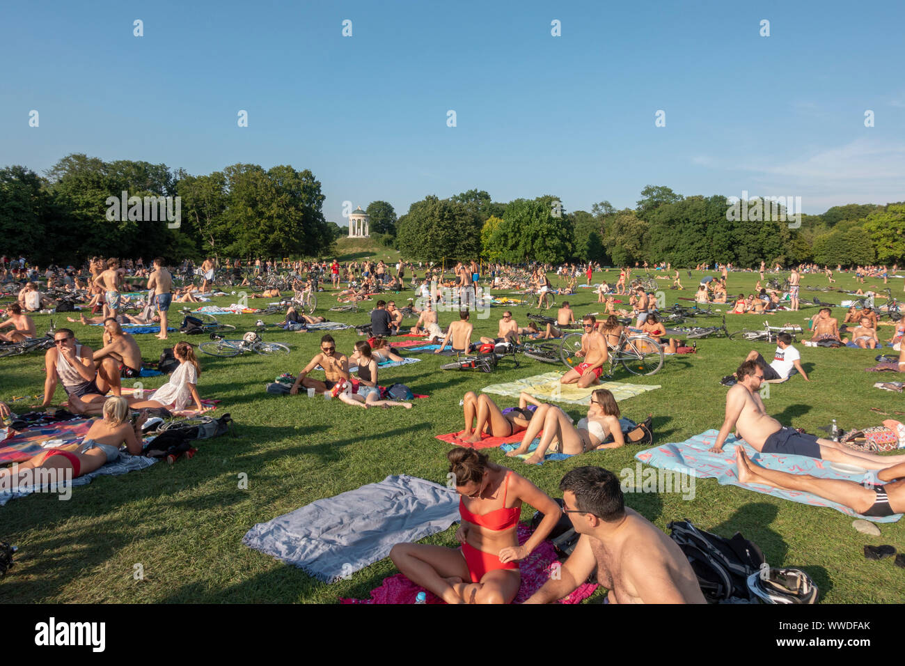 Le persone che si godono il clima caldo durante il mese di luglio 2019 ondata di caldo in Englischer Garten (giardino inglese) di Monaco di Baviera, Germania. Foto Stock