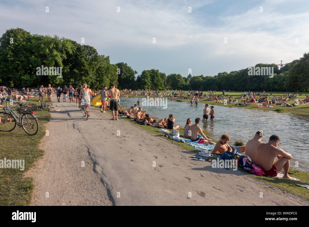 Le persone che si godono il clima caldo durante il mese di luglio 2019 ondata di caldo in Englischer Garten (giardino inglese) di Monaco di Baviera, Germania. Foto Stock