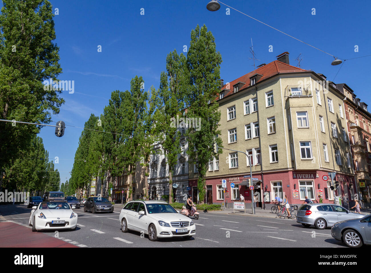 General street view (giunzione di Ruppertstraße e Lindwurmstraße) nel centro di Monaco di Baviera, Germania. Foto Stock