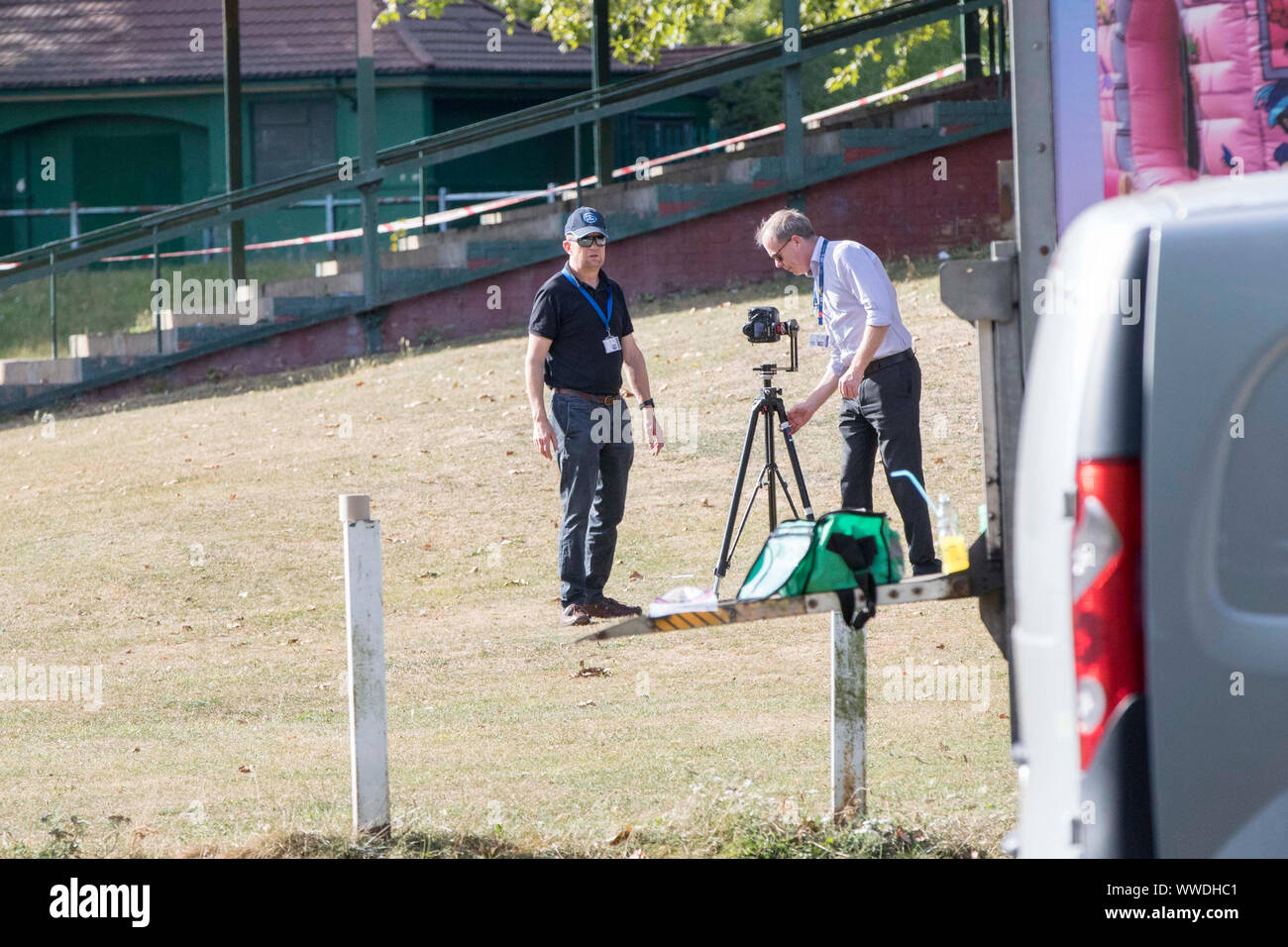 La polizia di Giubileo Park, Edmonton, seguendo il fatale accoltellato di un 29-anno-vecchio uomo. Festa di compleanno gli ospiti per partecipare ad un party presso il vicino-da vecchi Edmontonians FC clubhouse, sat sul malintenzionato sospetti fino a quando la polizia è arrivata dopo l attentato di Londra Nord, una testimonianza ha rivendicato. Foto Stock