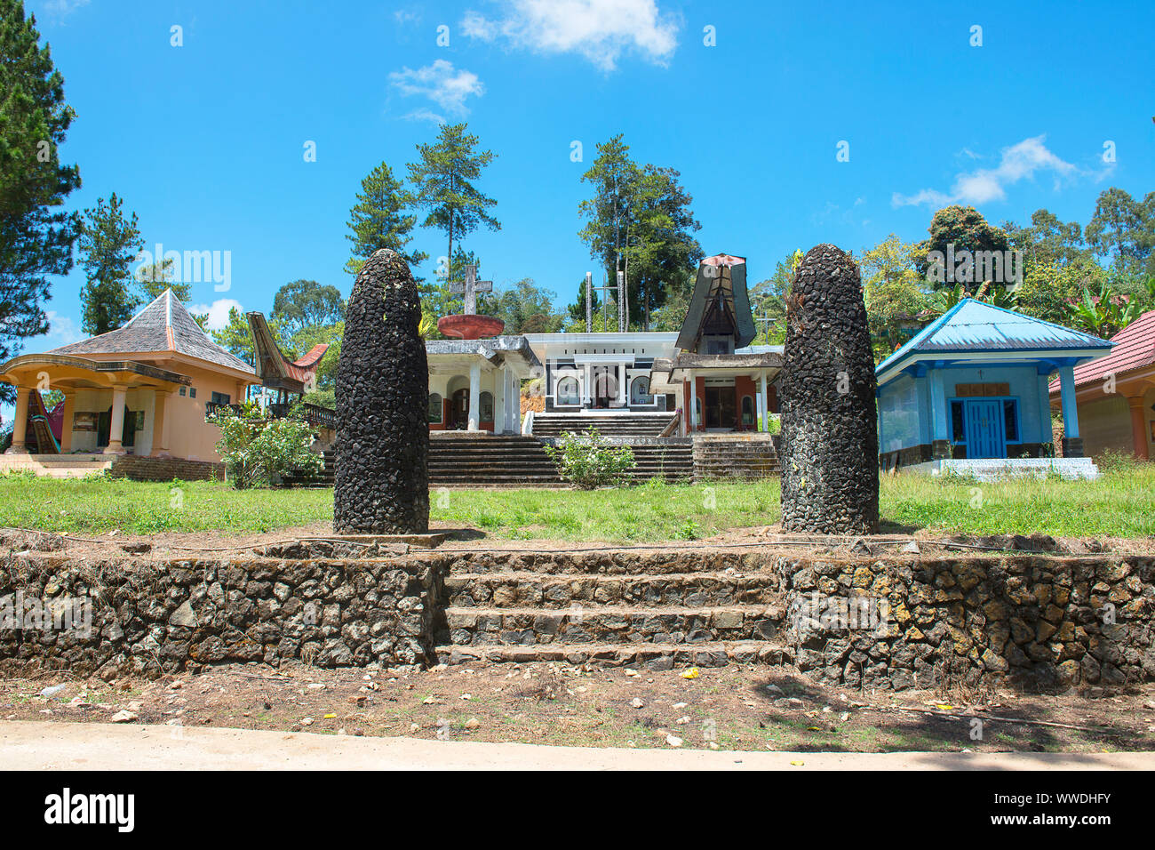 Scogliere luogo di sepoltura, tradizionale terreno di sepoltura in Tana Toraja, in tutto il mondo unico antenato culto di Sulawesi, Indonesia Foto Stock