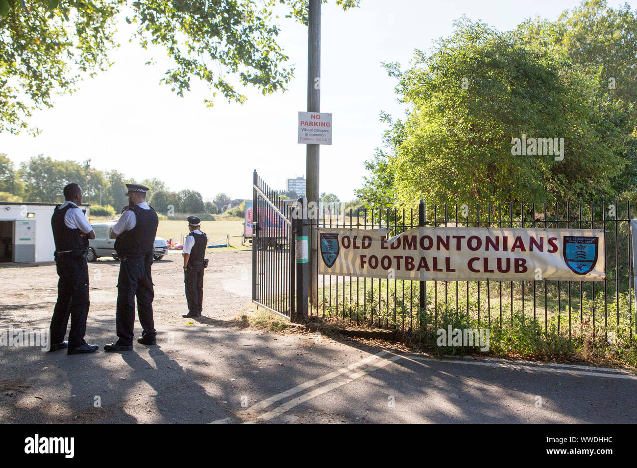I funzionari di polizia al di fuori del Vecchio Edmontonians Football Club nel Parco del Cinquantenario, Edmonton, seguendo il fatale accoltellato di un 29-anno-vecchio uomo. Festa di compleanno gli ospiti per partecipare ad un party presso il vecchio Edmontonians FC clubhouse, sat sul malintenzionato sospetti fino a quando la polizia è arrivata dopo l attentato di Londra Nord, una testimonianza ha rivendicato. Foto Stock